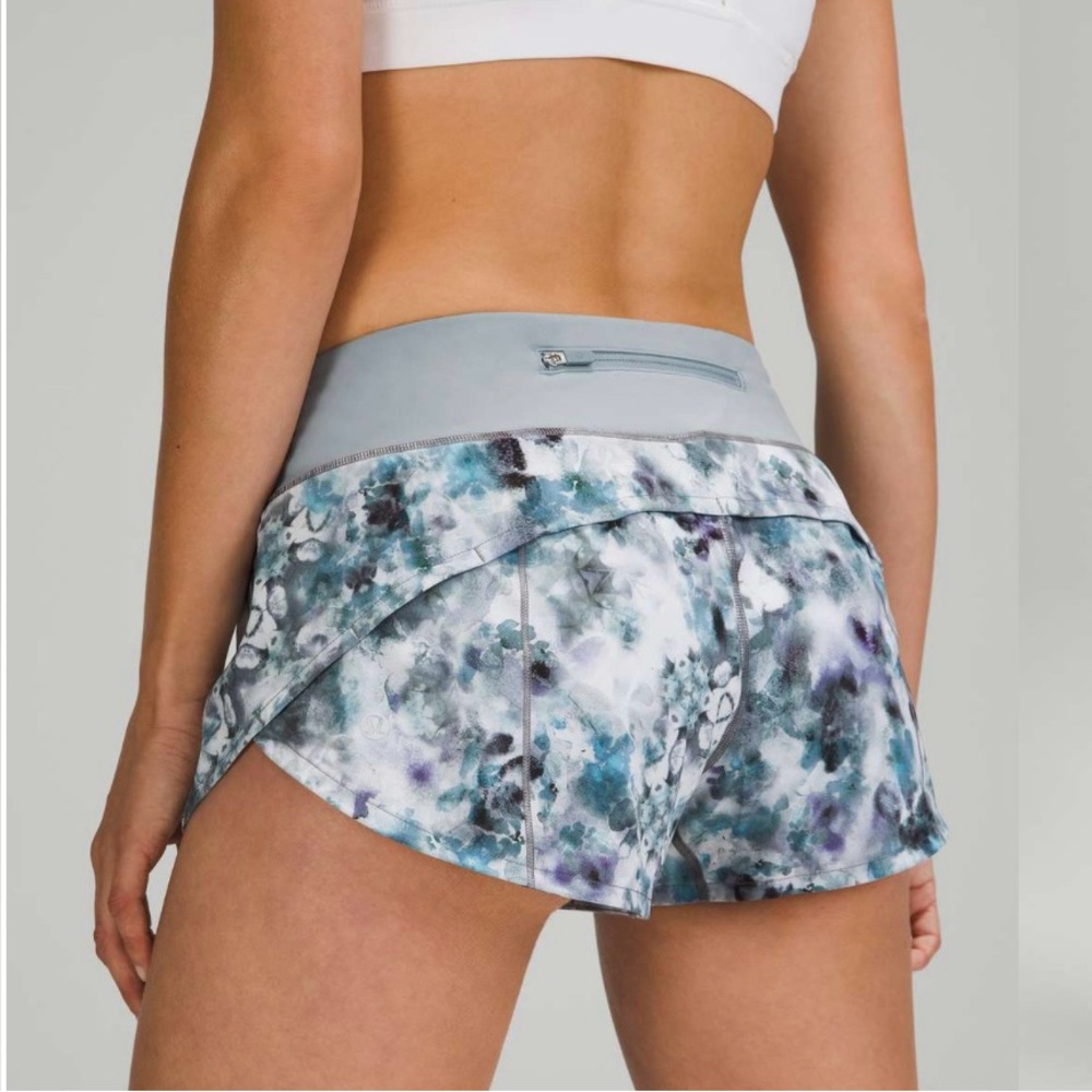 Lululemon Speed Up Low-Rise Short 2.5"
Kaleidofloral Multi / Blue Cast